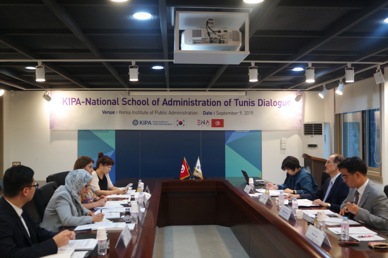 Réunion avec le directeur de l'Institut d'éducation gouvernementale de Tunisie, pour les fonctionnaires